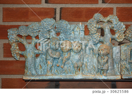 Troll statuettes playing 30625586