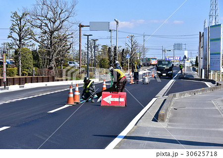 舗装した道路の白線引き作業 30625718