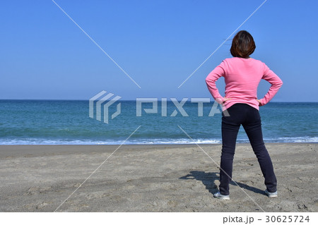 浜辺に立つ女性 30625724