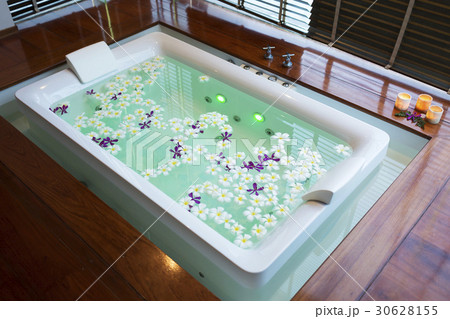 Jacuzzi bathtub in spa room 30628155