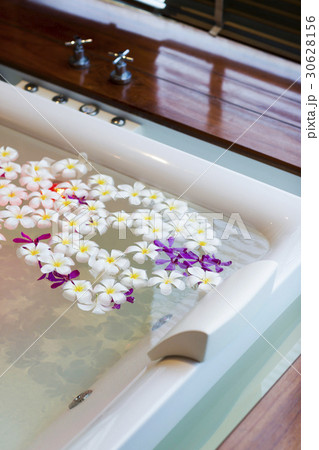 Jacuzzi bathtub in spa room 30628156