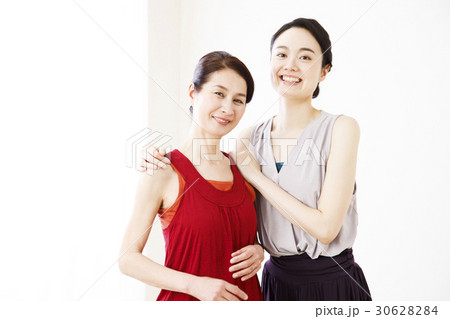 ヨガ　ピラティス　フィットネス　インストラクター　エクササイズ　女性　体操　運動　シニア 30628284