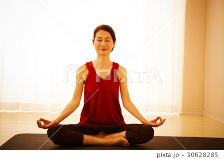 ヨガ　ホットヨガ　ピラティス　フィットネス　エクササイズ　女性　体操　運動　シニア 30628285