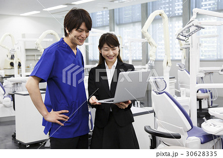 歯医者　歯科　パソコン　デンタル　女性　男性　MS　MR　ビジネス 30628335