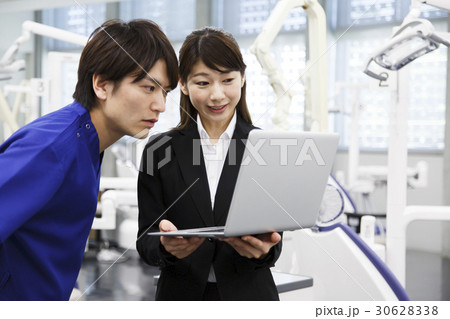 歯医者　歯科　パソコン　デンタル　女性　男性　MS　MR　ビジネス 30628338