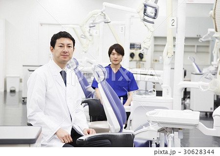 歯医者　歯科　男性　デンタル　チーム　歯科医師　医療 30628344