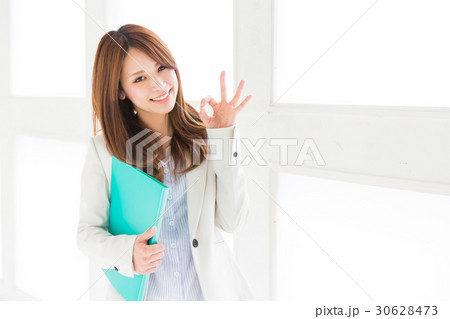 ファイルを持つ女性 ビジネス ファイルを持つ女性 ビジネス 30628473
