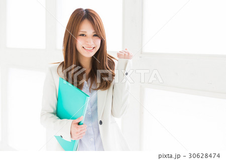 ファイルを持つ女性 ビジネス ファイルを持つ女性 ビジネス 30628474