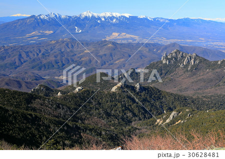 金峰山山頂から見る瑞牆山と八ヶ岳 金峰山山頂から見る瑞牆山と八ヶ岳 30628481