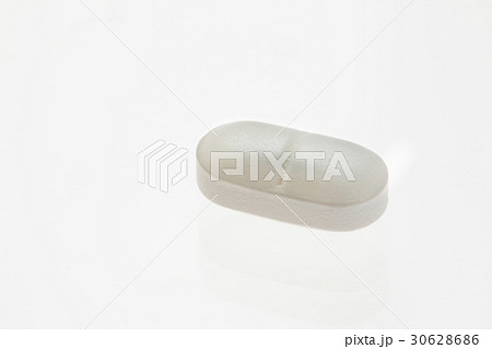 楕円の白いサプリメント　錠剤 30628686
