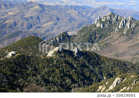 金峰山から見下ろす大日岩と瑞牆山 金峰山から見下ろす大日岩と瑞牆山 30629093