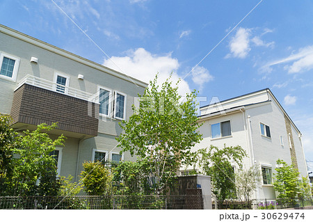 新築分譲住宅街　イメージ　爽やかな青空　新緑 30629474