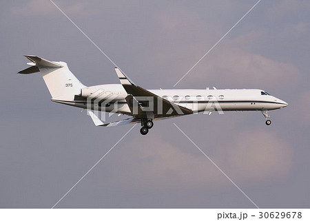 飛行するアメリカ海軍のC-37輸送機 30629678