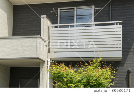 戸建て住宅　目隠しデザインフェンス　アルミ製　横スリット 30630171