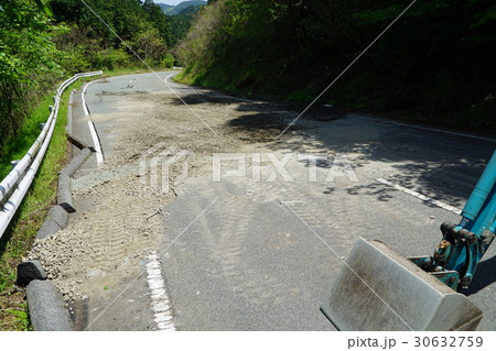 熊本地震で陥没した道路を応急処置でふさいだ様子　本地震発生から4日後撮影 30632759