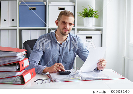 Businessman calculates taxes 30633140
