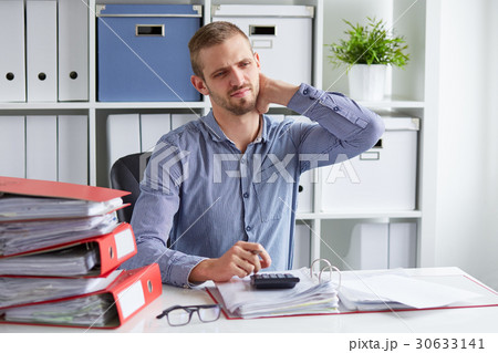 Man with pain of the cervical 30633141