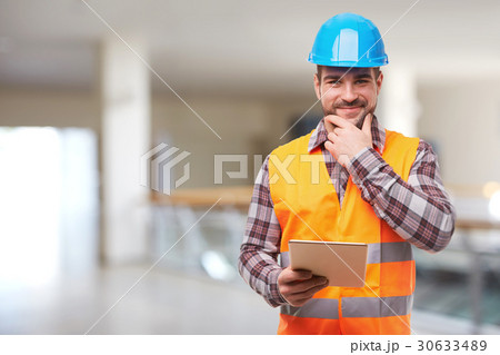 Manual worker with digital tablet 30633489