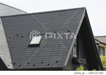 住宅の設備　急斜面の屋根の天窓イメージ 30633700