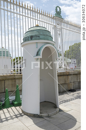 迎賓館赤坂離宮に設置されている簡易型ポリスボックス(東京都港区) 迎賓館赤坂離宮に設置されている簡易型ポリスボックス(東京都港区) 30634072