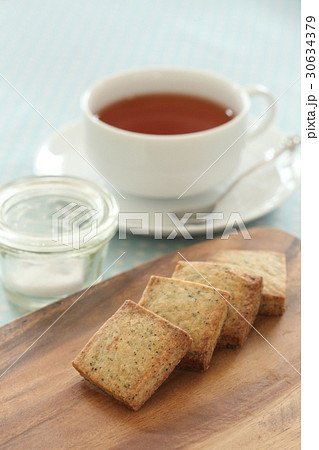 おうちでお菓子作り 紅茶クッキー キューブ型の写真素材