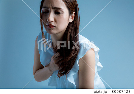 女性の胸の痛み 女性の胸の痛み 30637423