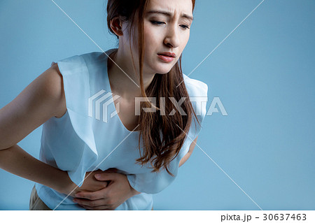 腹痛の女性 30637463