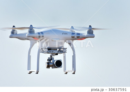 飛行中のドローン 飛行中のドローン 30637591