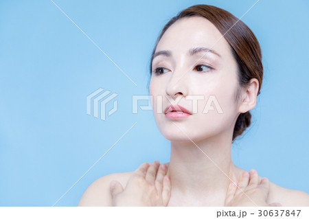 リンパマッサージする女性 リンパマッサージする女性 30637847