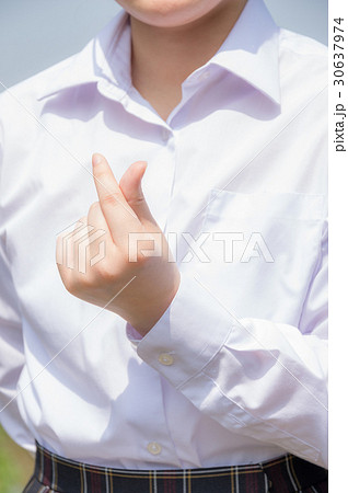 指ハートをしている女子高生の写真素材