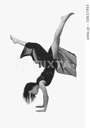 Beautiful modern dancer girl 30637993