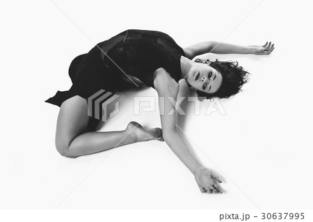 Beautiful modern dancer girl 30637995