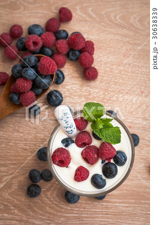 yogurt with raspberries and blueberries 30638339
