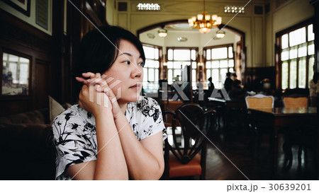 Asia women thao chin in coffee shop vintage style 30639201