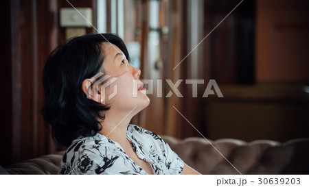 Asia women look up in coffee shop vintage style 30639203