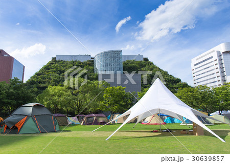 都会の中に展示されたテント、キャンプ 30639857