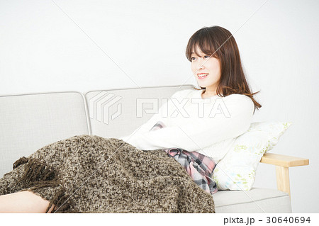 自宅でデートをする若い女性 自宅でデートをする若い女性 30640694