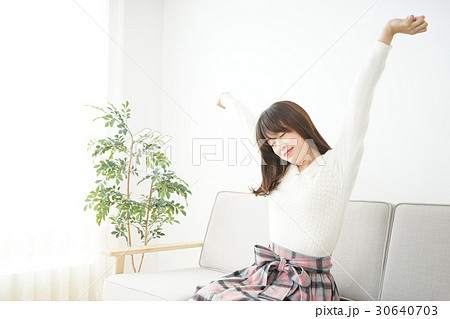 自宅でデートをする若い女性 30640703