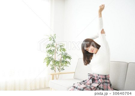 自宅でデートをする若い女性 30640704