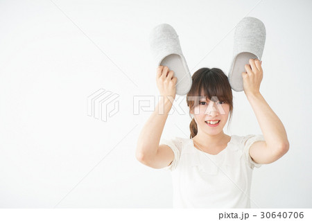 自宅でデートをする若い女性 30640706