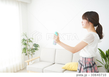 自宅でデートをする若い女性 30640710