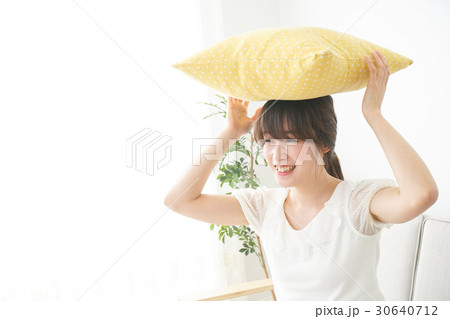 自宅でデートをする若い女性 30640712