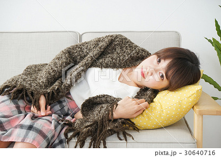 自宅でデートをする若い女性 30640716