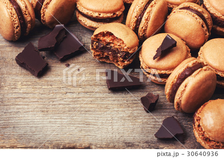 macaroon with chocolate cream 30640936