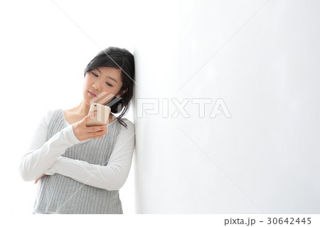 若い女性　ネガティブイメージ 30642445