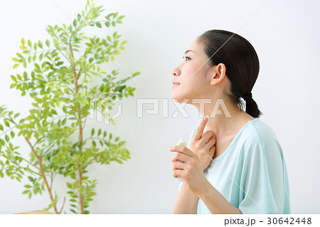 ミドル女性　スキンケア 30642448