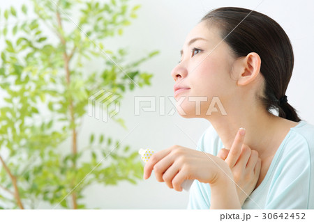 ミドル女性 スキンケア ミドル女性 スキンケア 30642452