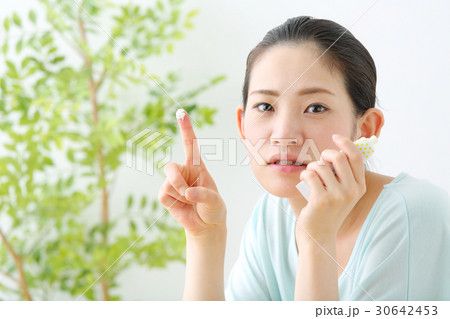 ミドル女性 スキンケア ミドル女性 スキンケア 30642453