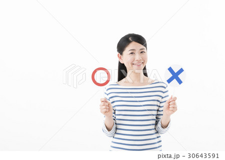 女性 マルバツ 微笑み 女性 マルバツ 微笑み 30643591