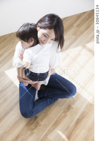 赤ちゃんを寝かしつける母親 30645134